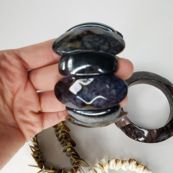 4 Assorted Shell and Similar Beaded Bracelets - Picture 9 of 10